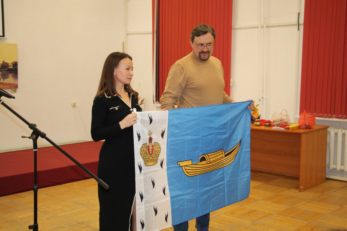 Житель Тверской области не расставался с флагом родины в горах Тибета Житель Тверской области не расставался с флагом родины в горах Тибета