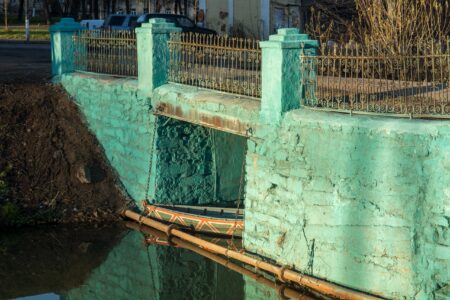 Тверских краеведов возмутила кислотная окраска старинного моста Тверских краеведов возмутила кислотная окраска старинного моста