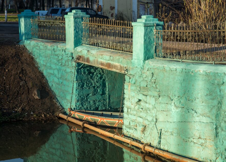 Тверских краеведов возмутила кислотная окраска старинного моста