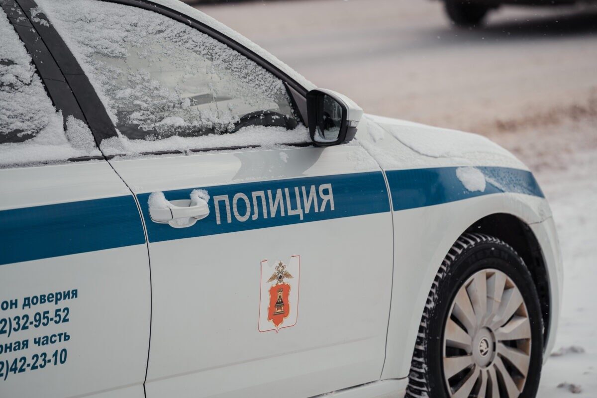 В Тверской области в подъезде дома устроили кафе и туалет