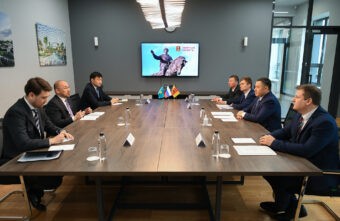 Губернатор Игорь Руденя и чрезвычайный и полномочный посол Республики Казахстан в РФ Даурен Абаев обсудили перспективные направления сотрудничества Губернатор Игорь Руденя и чрезвычайный и полномочный посол Республики Казахстан в РФ Даурен Абаев обсудили перспективные направления сотрудничества