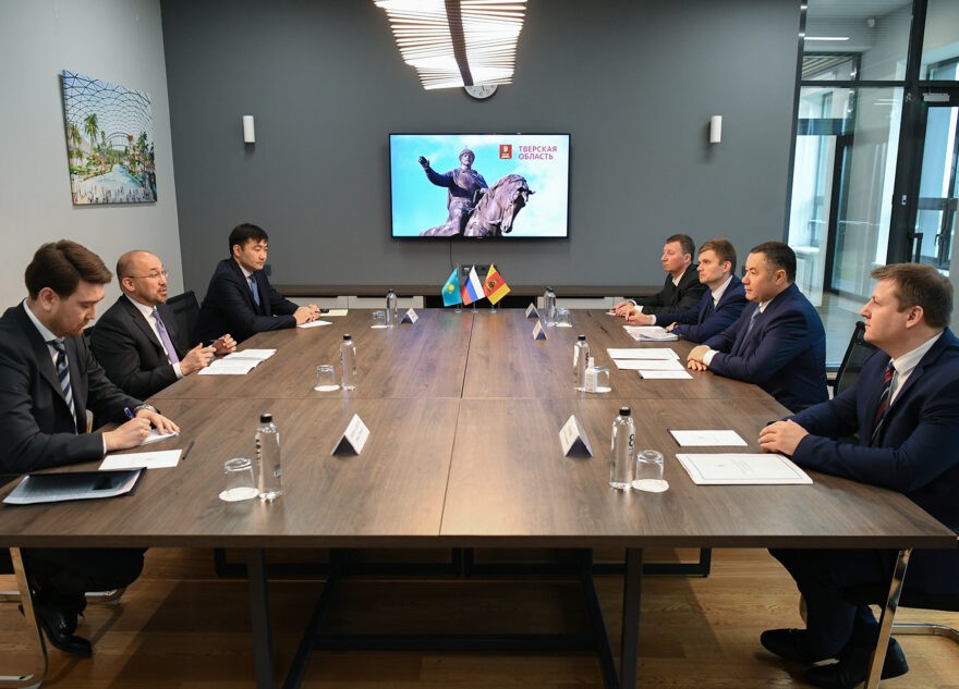 Губернатор Игорь Руденя и чрезвычайный и полномочный посол Республики Казахстан в РФ Даурен Абаев обсудили перспективные направления сотрудничества