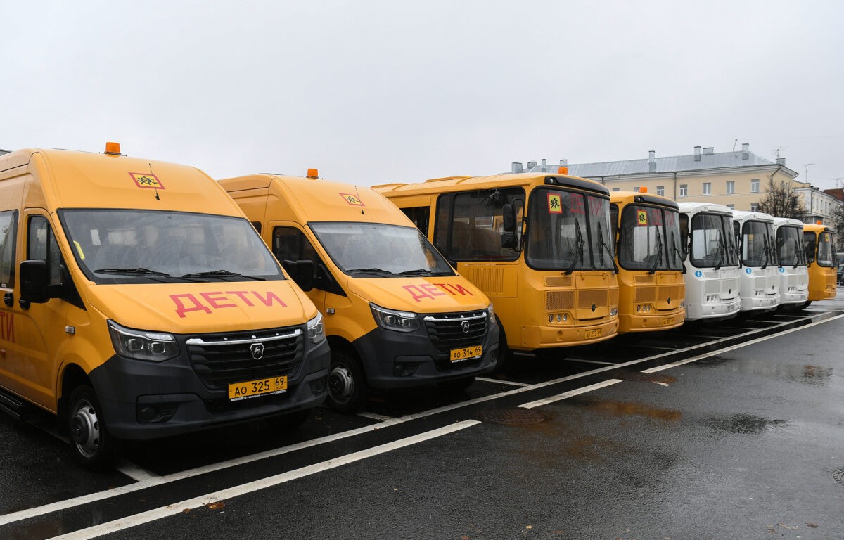 Многодетные семьи Тверской области получили в подарок новые автомобили