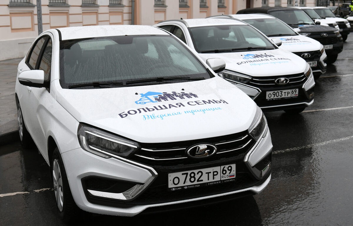 Многодетные семьи Тверской области получили в подарок новые автомобили