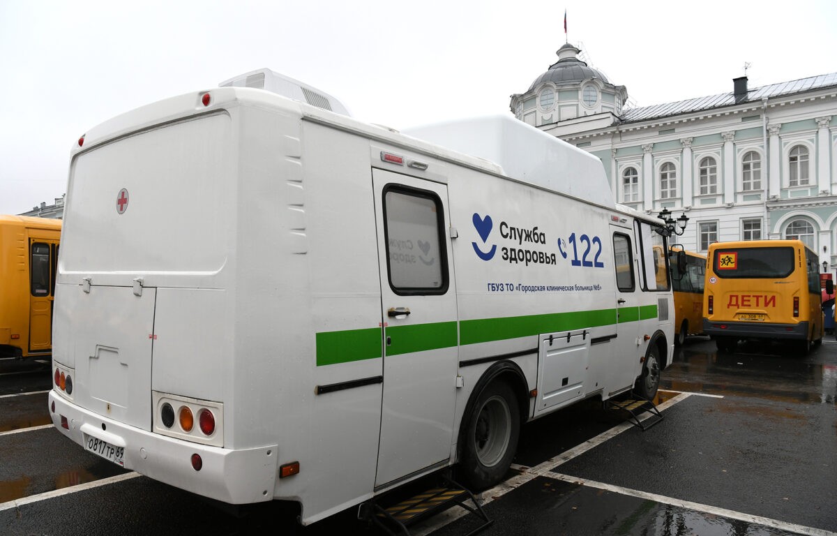 Многодетные семьи Тверской области получили в подарок новые автомобили