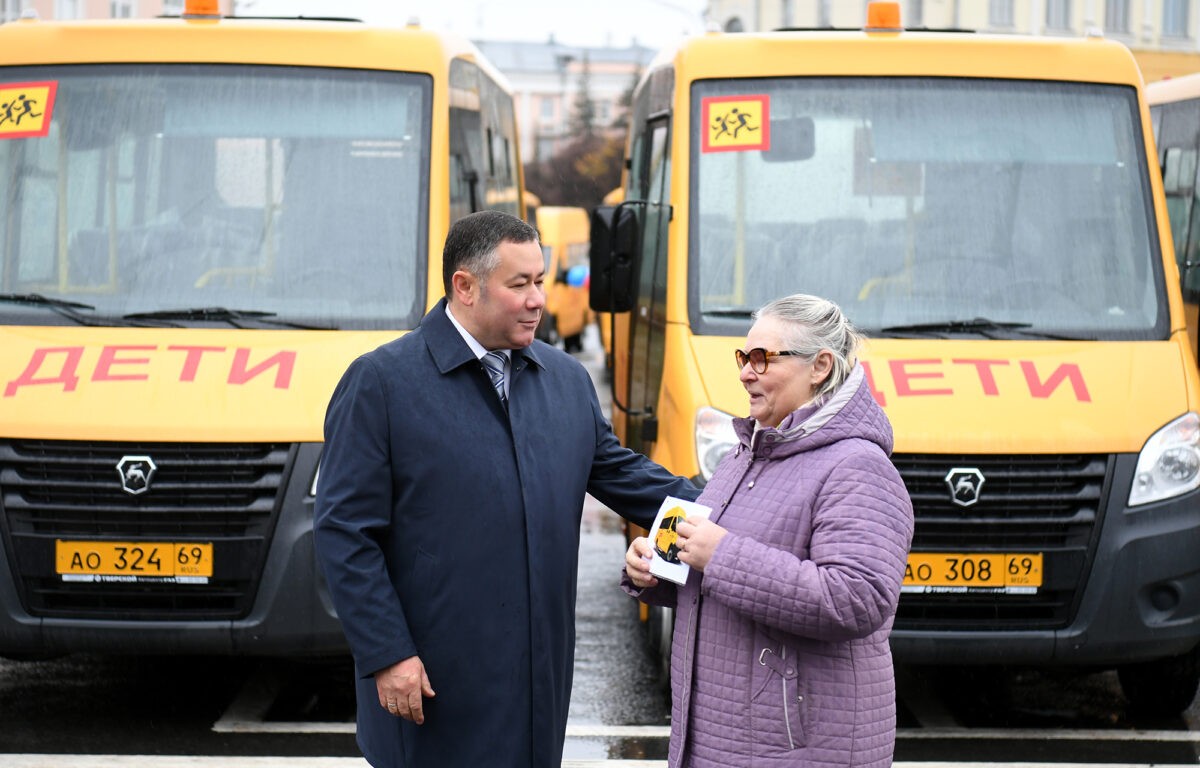 Многодетные семьи Тверской области получили в подарок новые автомобили