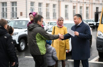 Многодетные семьи Тверской области получили в подарок новые автомобили Многодетные семьи Тверской области получили в подарок новые автомобили