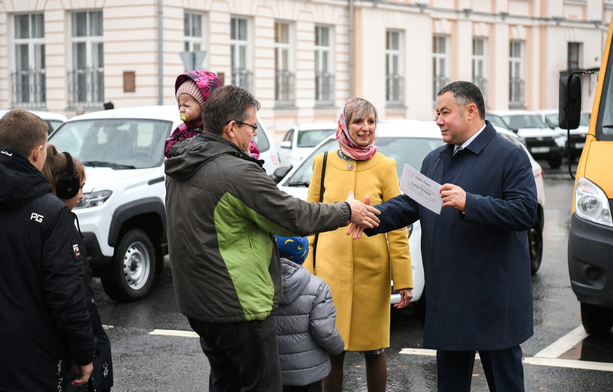 Многодетные семьи Тверской области получили в подарок новые автомобили Многодетные семьи Тверской области получили в подарок новые автомобили