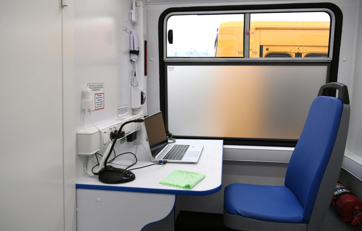 Многодетные семьи Тверской области получили в подарок новые автомобили