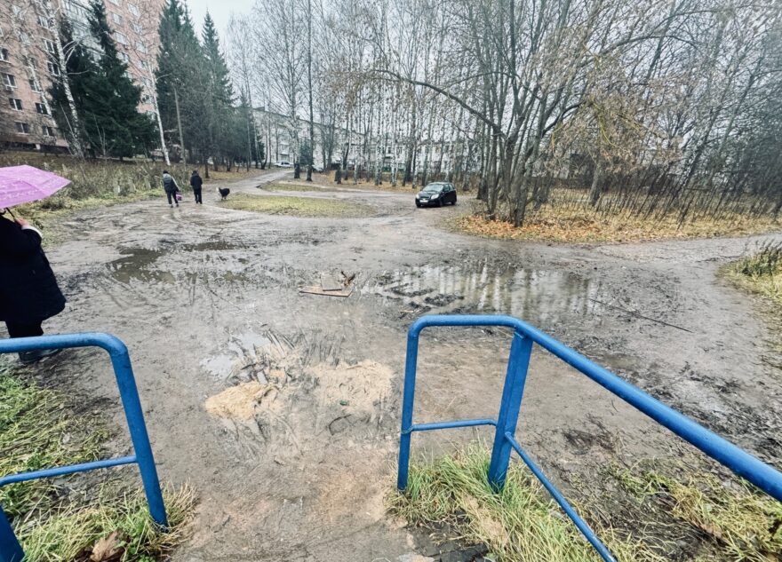 В Тверской области из-за плохой дороги люди не могут подобраться к мосту В Тверской области из-за плохой дороги люди не могут подобраться к мосту