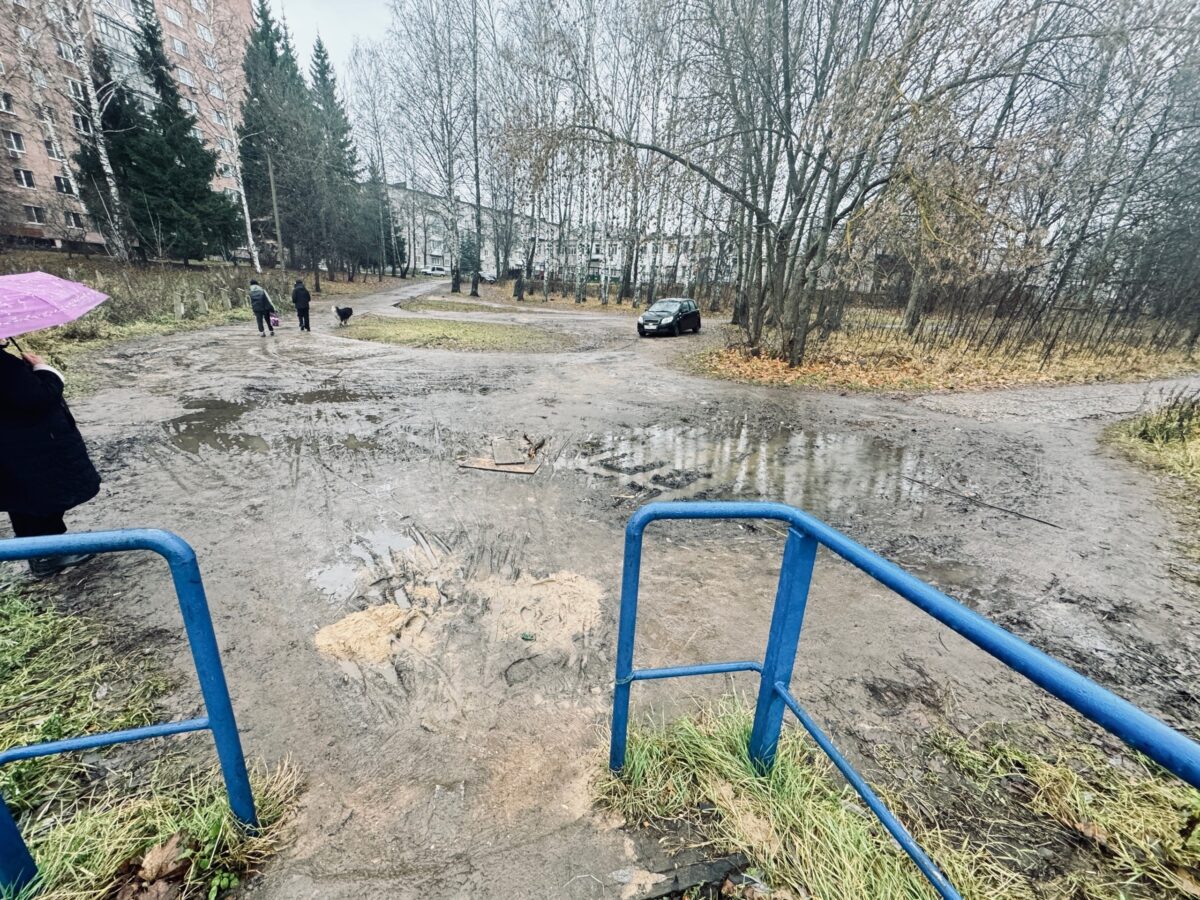 В Тверской области из-за плохой дороги люди не могут подобраться к мосту