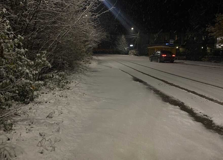 Город в Тверской области ночью завалило снегом