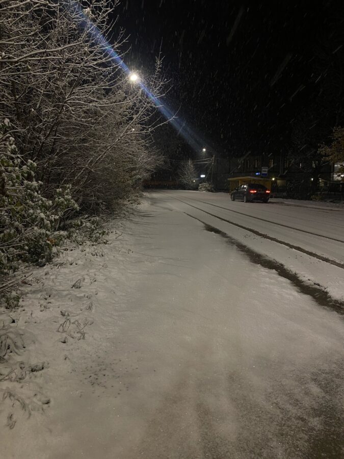 Город в Тверской области ночью завалило снегом