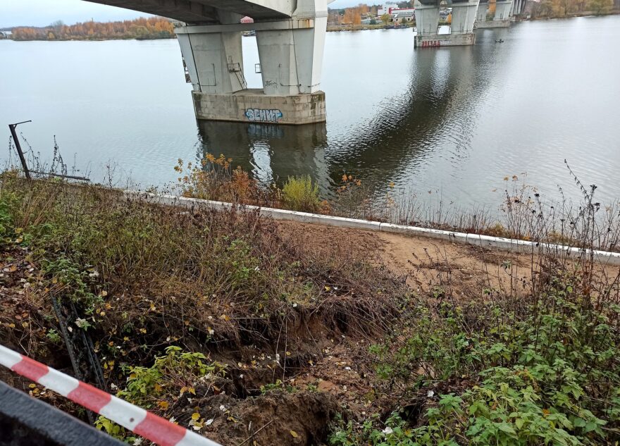 В Тверской области рушится набережная Волги