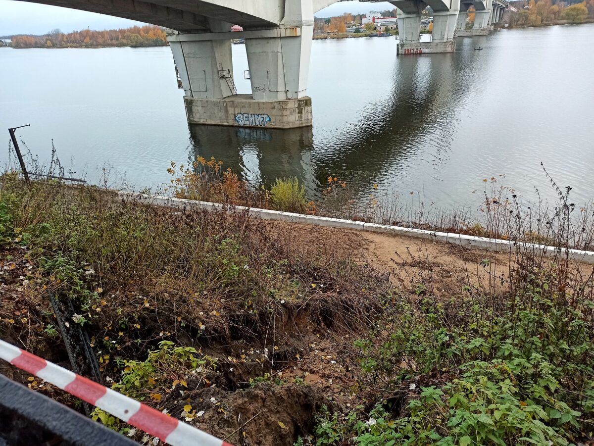В Тверской области рушится набережная Волги