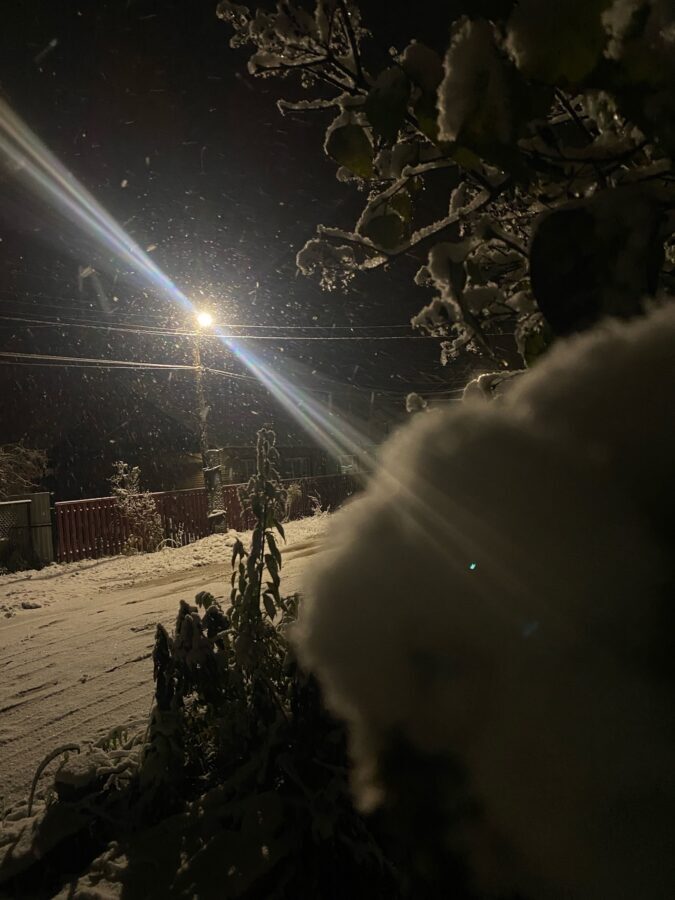 Город в Тверской области ночью завалило снегом