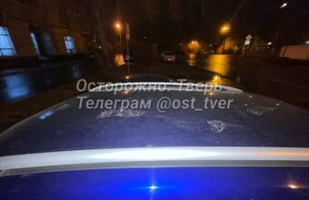 В Твери ищут видеозапись, на которой видно, кто изуродовал припаркованный автомобиль В Твери ищут видеозапись, на которой видно, кто изуродовал припаркованный автомобиль