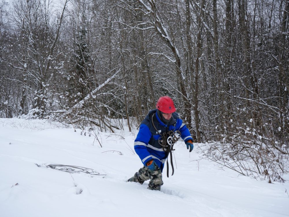Над устранением повреждений на линии электропередач работает 105 бригад «Тверьэнерго»