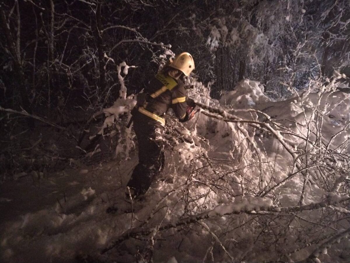 В Тверской области продолжают активно ликвидировать последствия снежного шторма