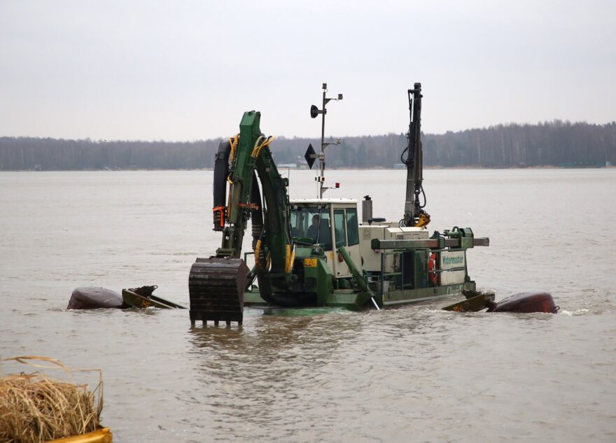 В Тверской области завершается первый этап расчистки акватории Иваньковского водохранилища