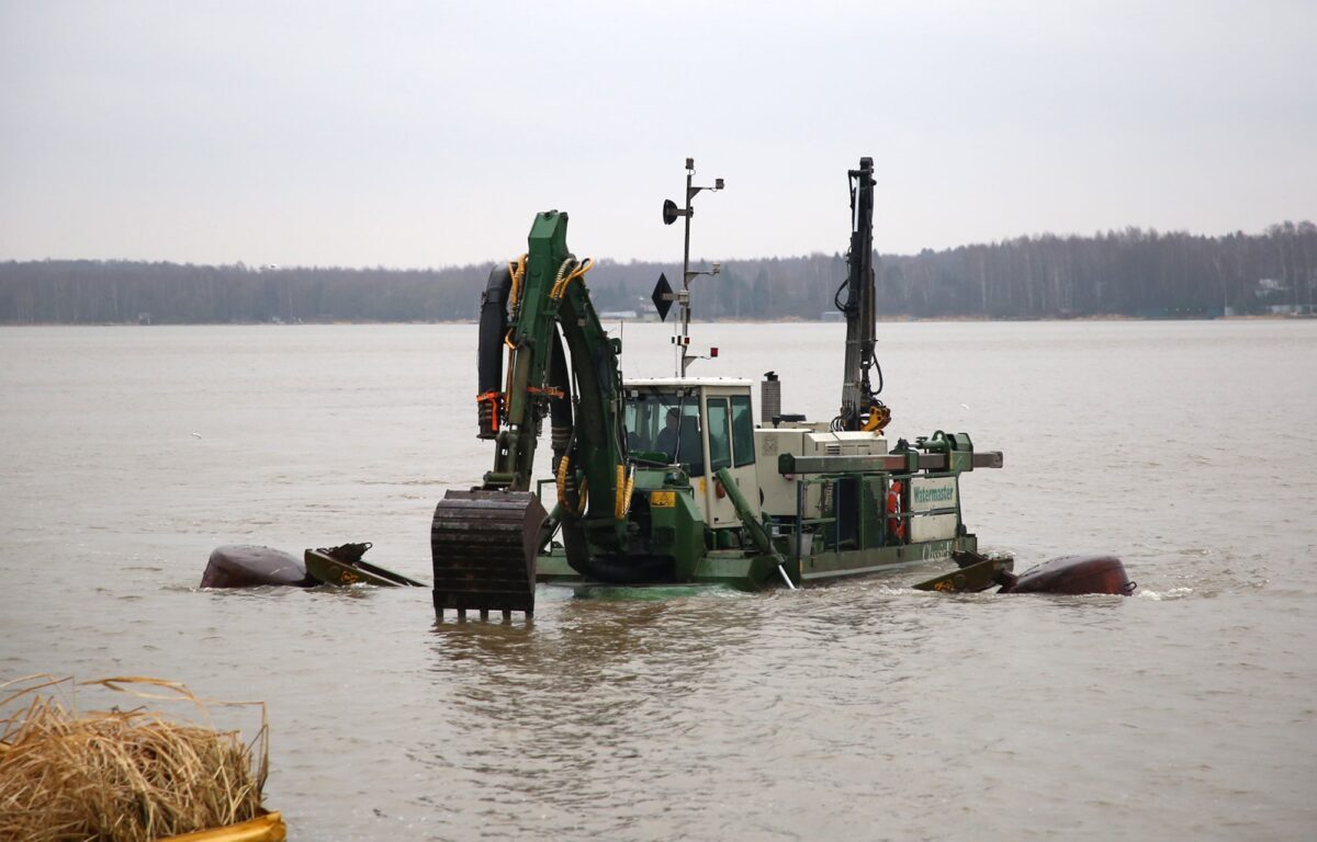 В Тверской области завершается первый этап расчистки акватории Иваньковского водохранилища