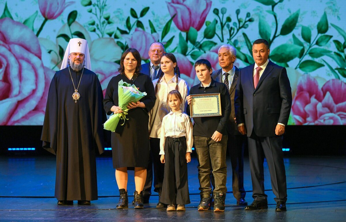 Губернатор Игорь Руденя поздравил мам Тверской области с предстоящим праздником