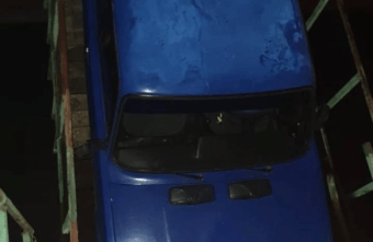 В Тверской области автомобиль оказался в реке из-за сломавшегося моста