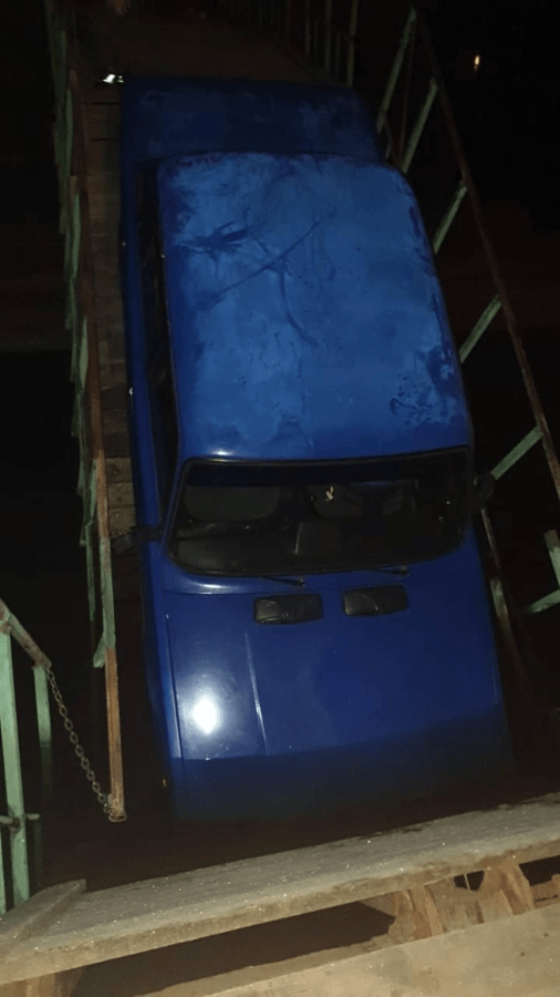 В Тверской области автомобиль оказался в реке из-за сломавшегося моста