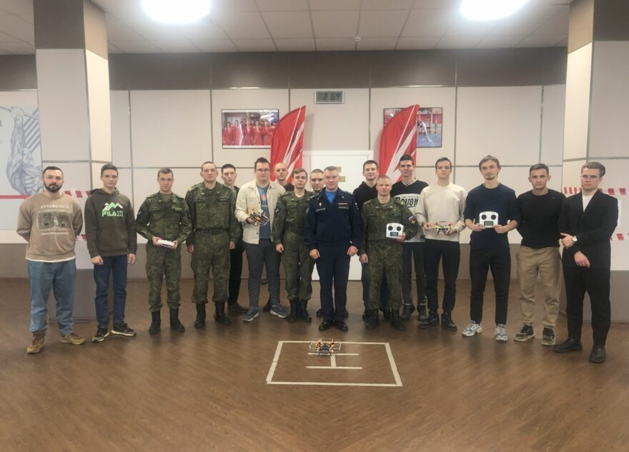 Суворовцы, курсанты и молодые сотрудники предприятий из Тверской области учились управлять БАС 