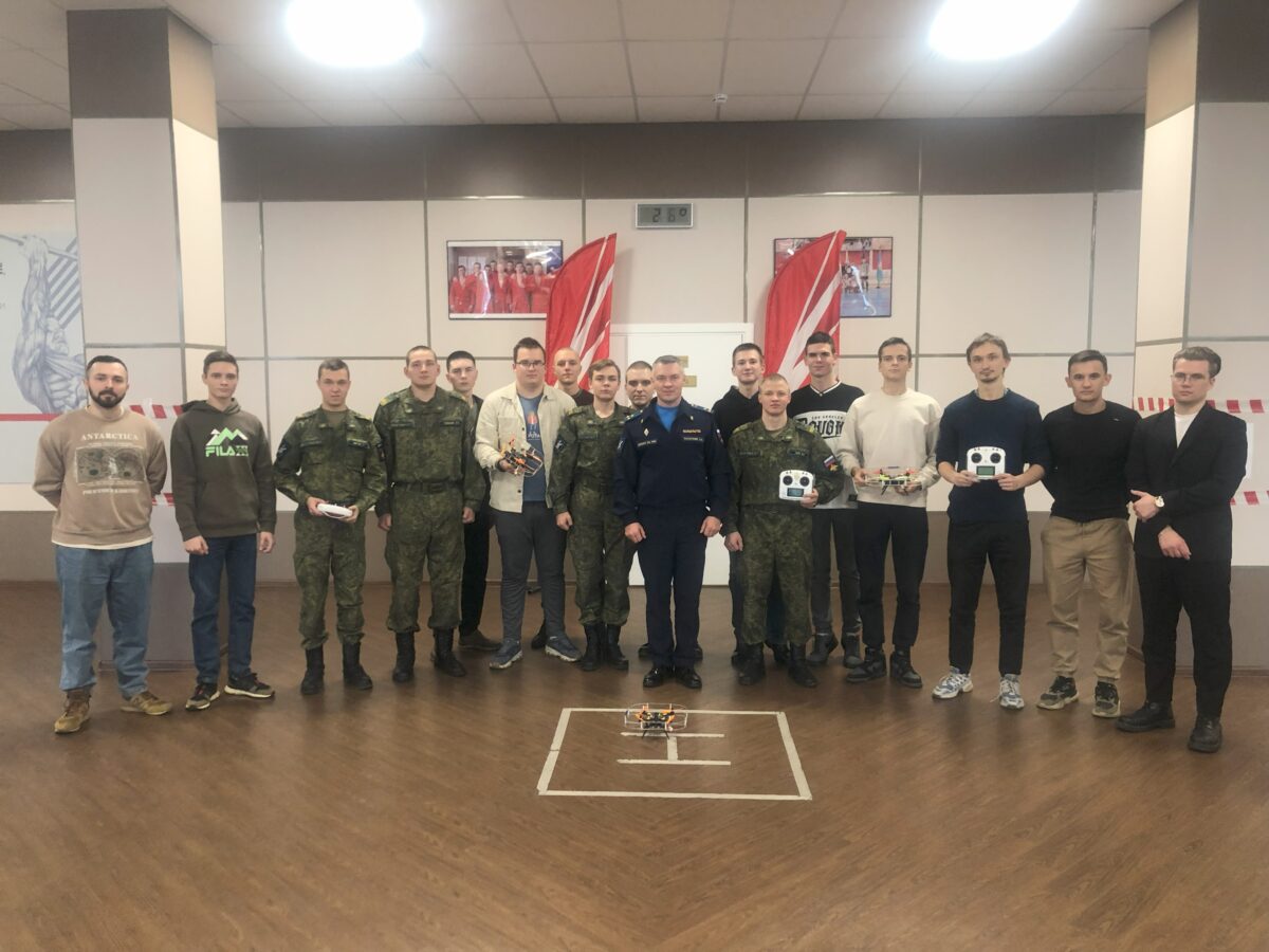 Суворовцы, курсанты и молодые сотрудники предприятий из Тверской области учились управлять БАС 