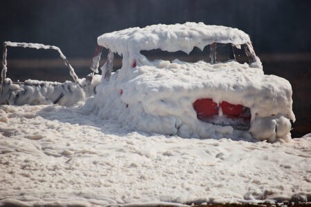 Эксперт рассказал о причинах возгорания машины зимой
