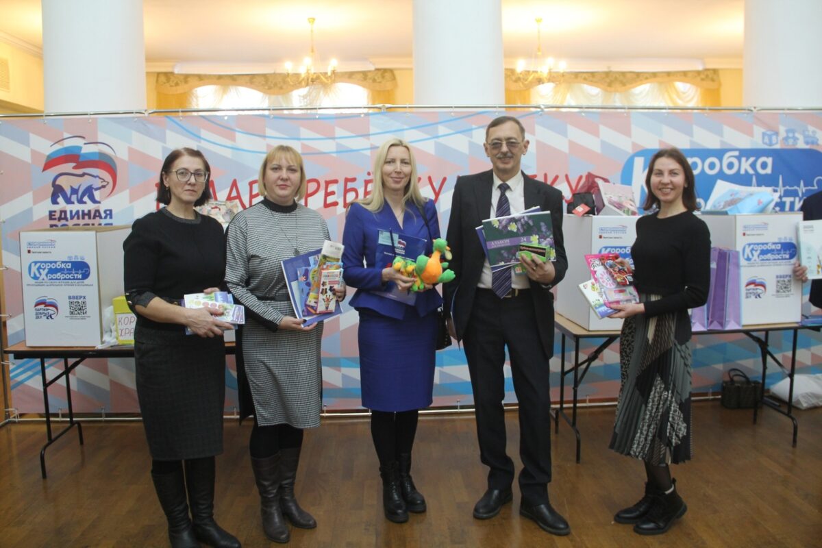 Представители «Единой России» провели акцию «Коробка храбрости» и собрали письма для солдат