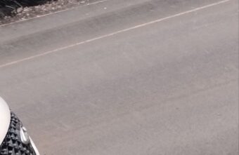 В Тверской области строительные леса обрушились на машину В Тверской области строительные леса обрушились на машину