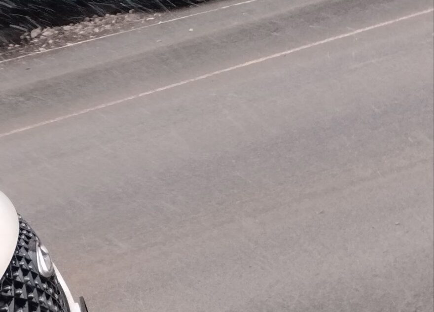 В Тверской области строительные леса обрушились на машину