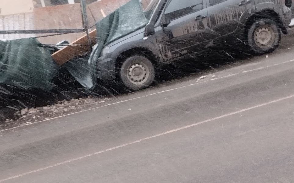 В Тверской области строительные леса обрушились на машину