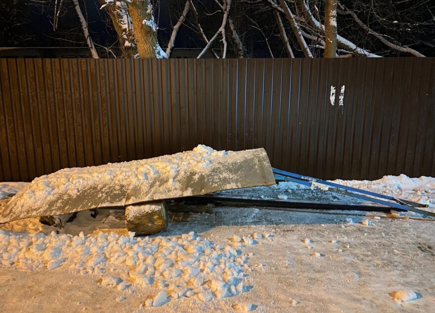 Жители Тверской области ждут автобуса под снегом и дождем