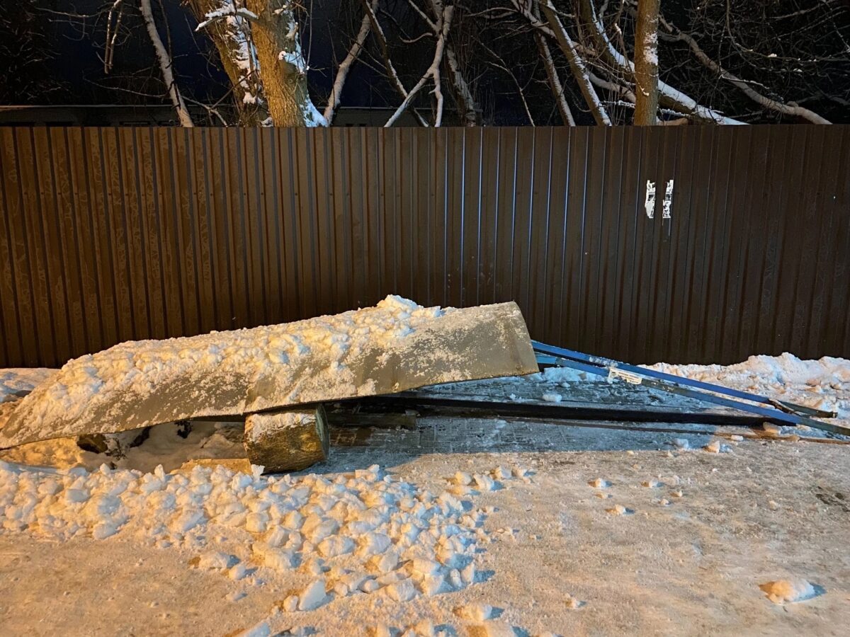 Жители Тверской области ждут автобуса под снегом и дождем