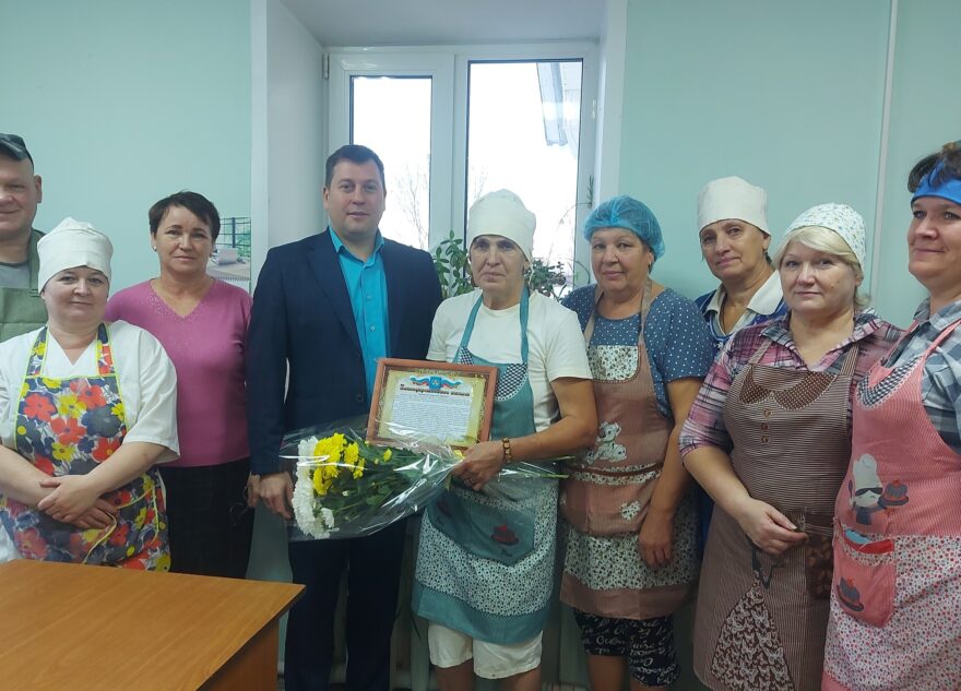В Тверской области матери участника СВО вручили благодарственное письмо В Тверской области матери участника СВО вручили благодарственное письмо