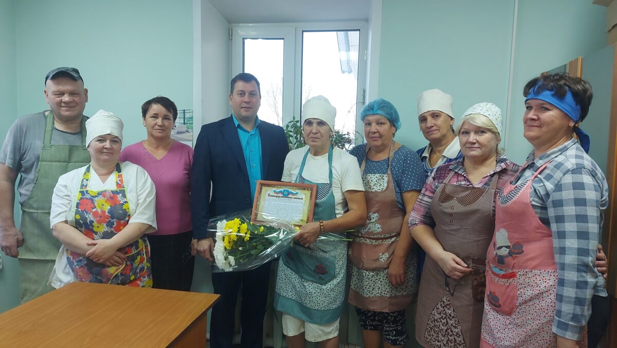 В Тверской области матери участника СВО вручили благодарственное письмо