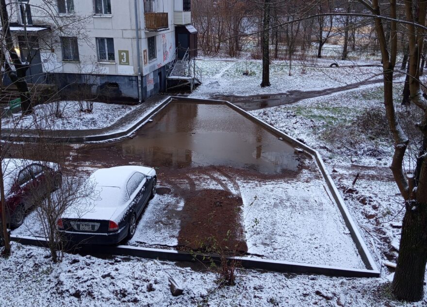 В Тверской области ремонтники вместо асфальта построили бассейн В Тверской области ремонтники вместо асфальта построили бассейн