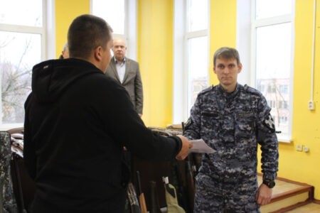 Тверские росгвардейцы передали на СВО оружие от жителей региона 