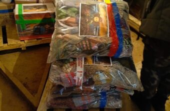 Весь поселок в Тверской области вяжет носки для бойцов СВО