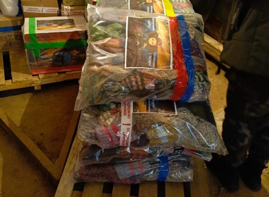 Весь поселок в Тверской области вяжет носки для бойцов СВО