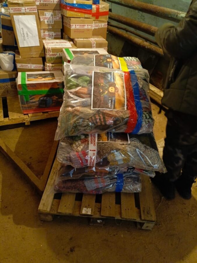 Весь поселок в Тверской области вяжет носки для бойцов СВО