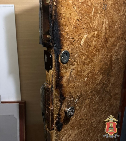 В Твери ревнивая женщина подожгла входную дверь своей обидчицы