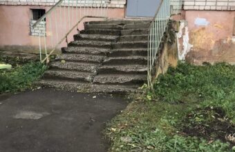 Опасный спуск с крыльца вызывает тревогу у жильцов Тверской области Опасный спуск с крыльца вызывает тревогу у жильцов Тверской области