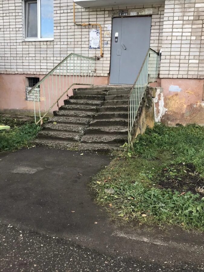 Опасный спуск с крыльца вызывает тревогу у жильцов Тверской области