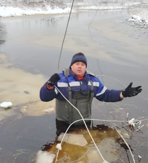 В Тверской области провода электропередач вылавливают из реки