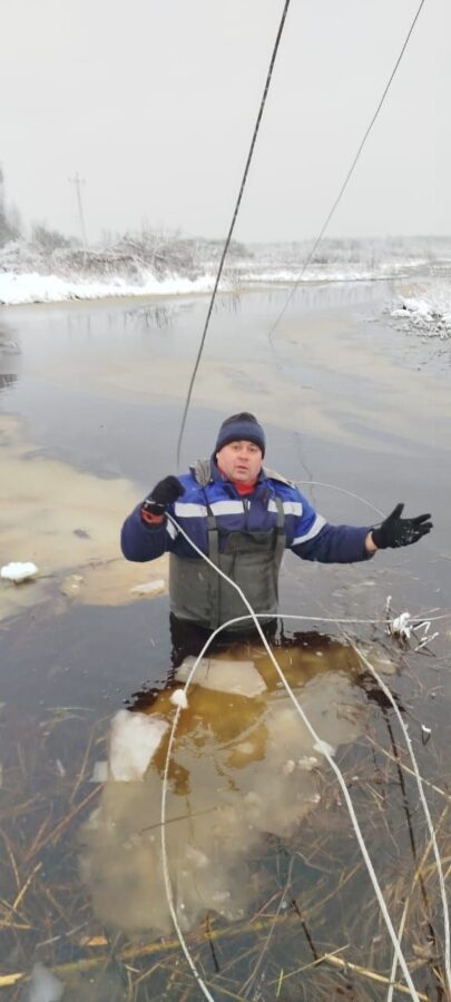 В Тверской области провода электропередач вылавливают из реки