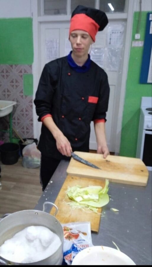 Тверские студенты заквасили капусту для бойцов спецоперации